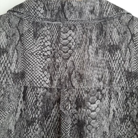 TORRID / Light Georgette Utility Button Down Blouse Snake Pattern Sz 2X - Picture 12 of 16